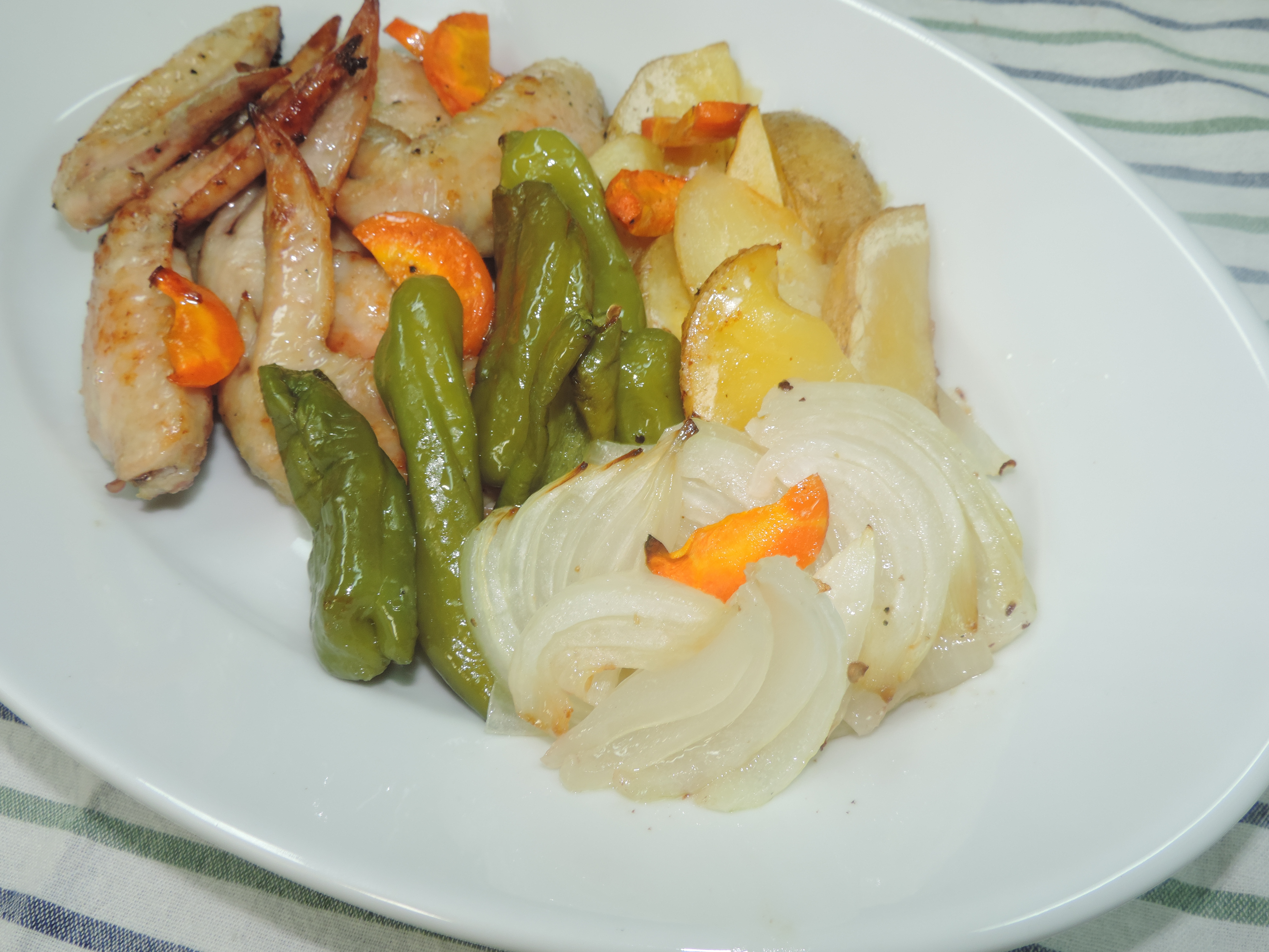 【レシピ付き♥】ラクラク豪華！鶏の手羽先と野菜のオリーブオイル焼き！